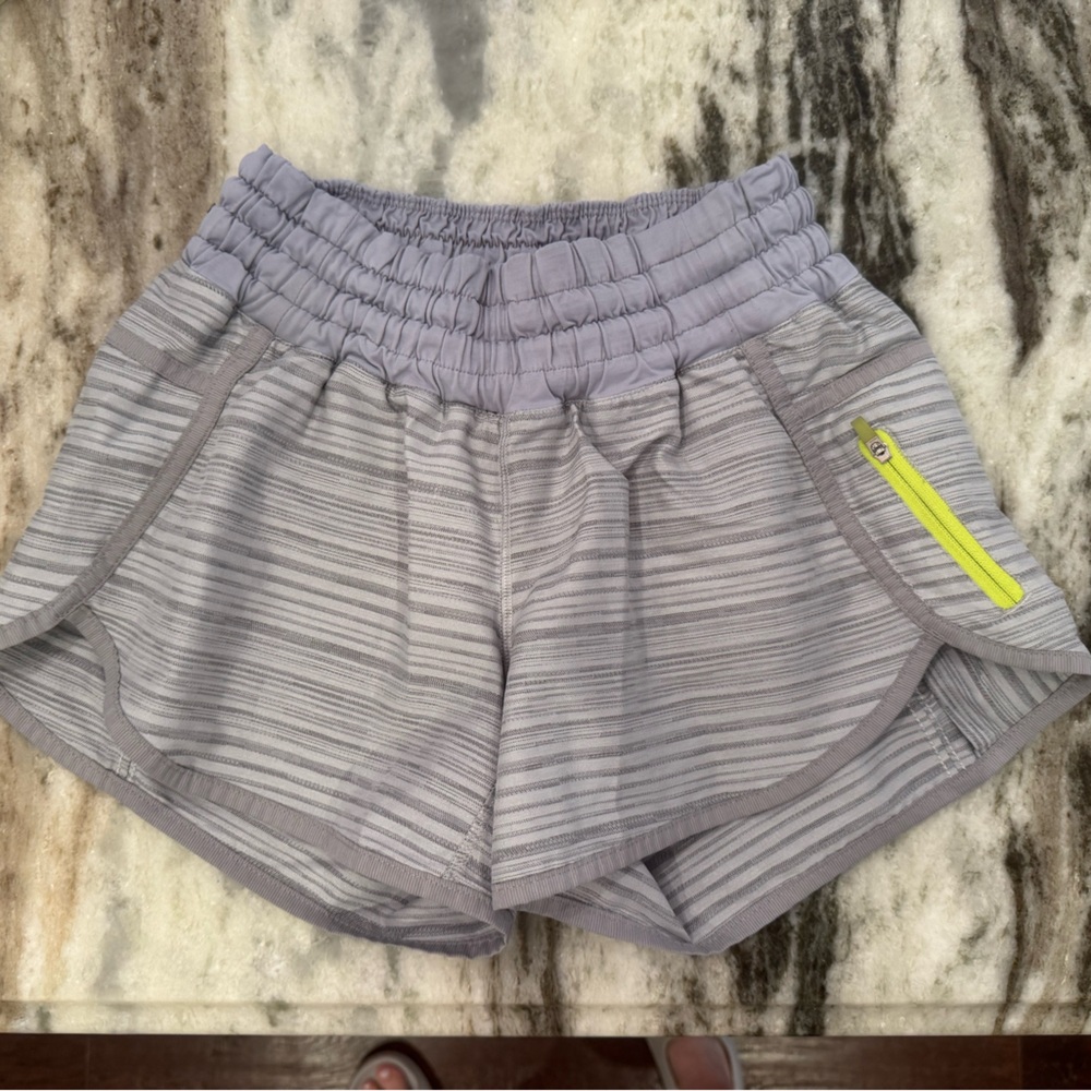 lululemon athletica Tracker III 2-way Gray Striped Shorts, size 4